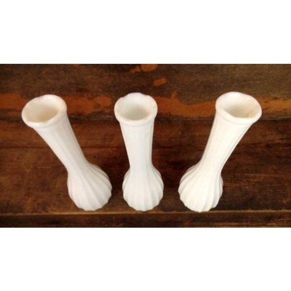 Vintage white milk glass flower vases set of 3 - Picture 3 of 7